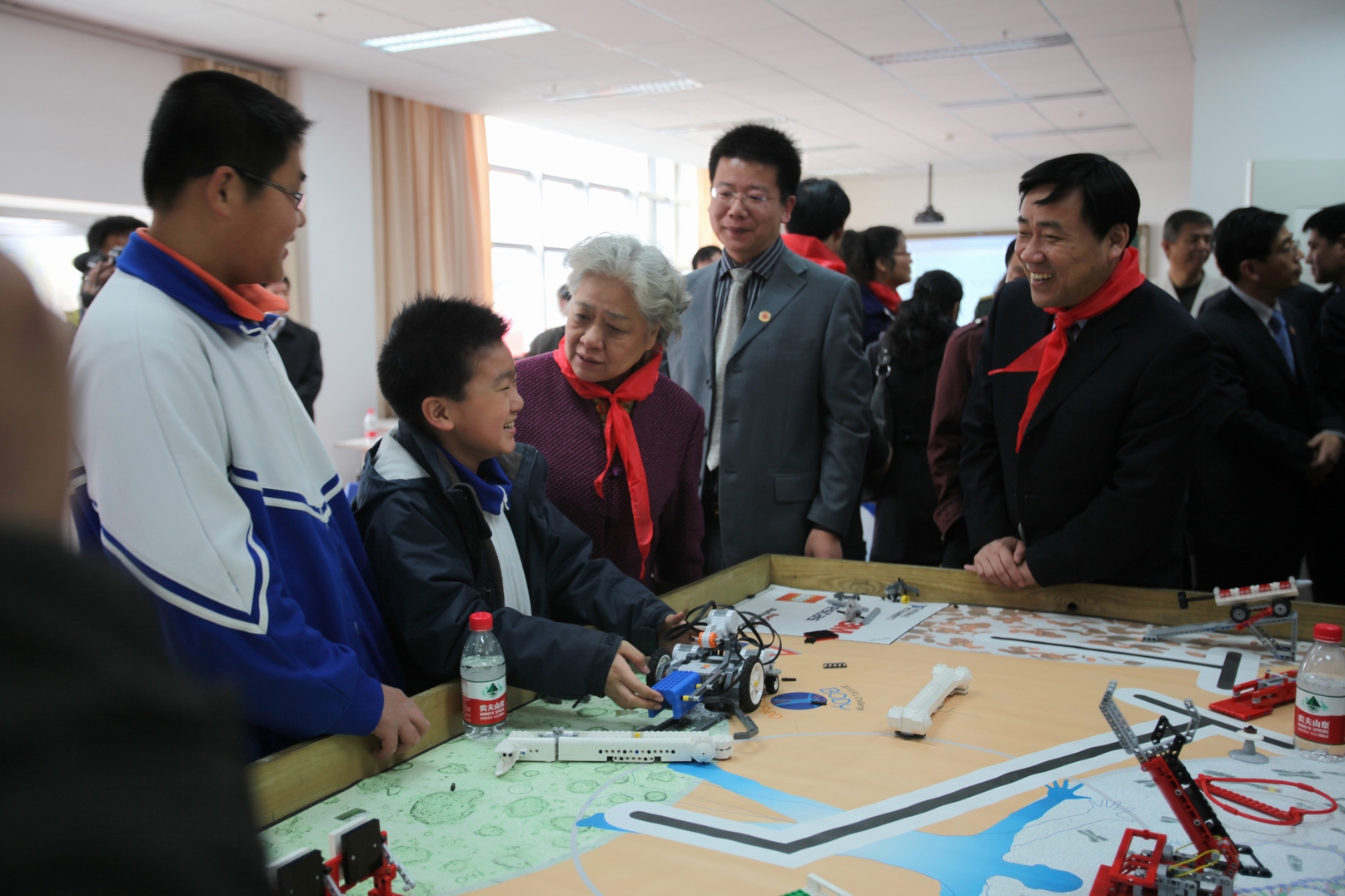 时任市教工委副书记、教委主任姜沛民来馆出席活动